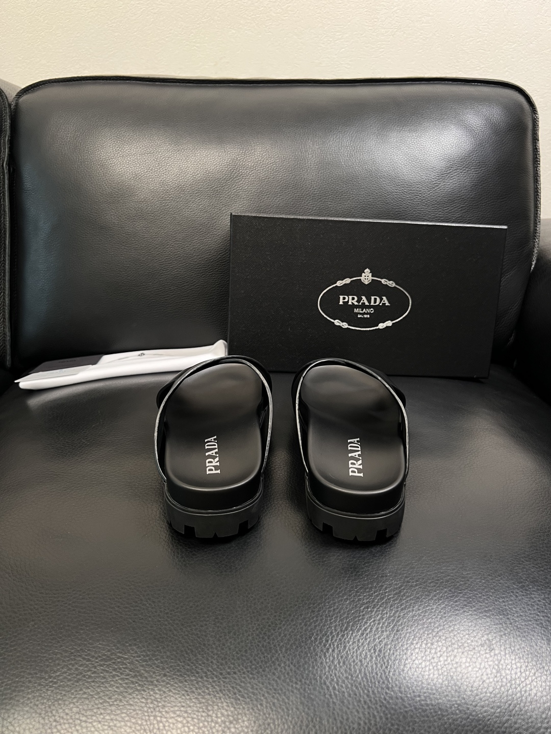 Prada  顶级工艺品，普拉达  拖鞋专柜同步，原厂配置意大利进口牛皮面料，进口牛皮内里垫，透气舒适，
