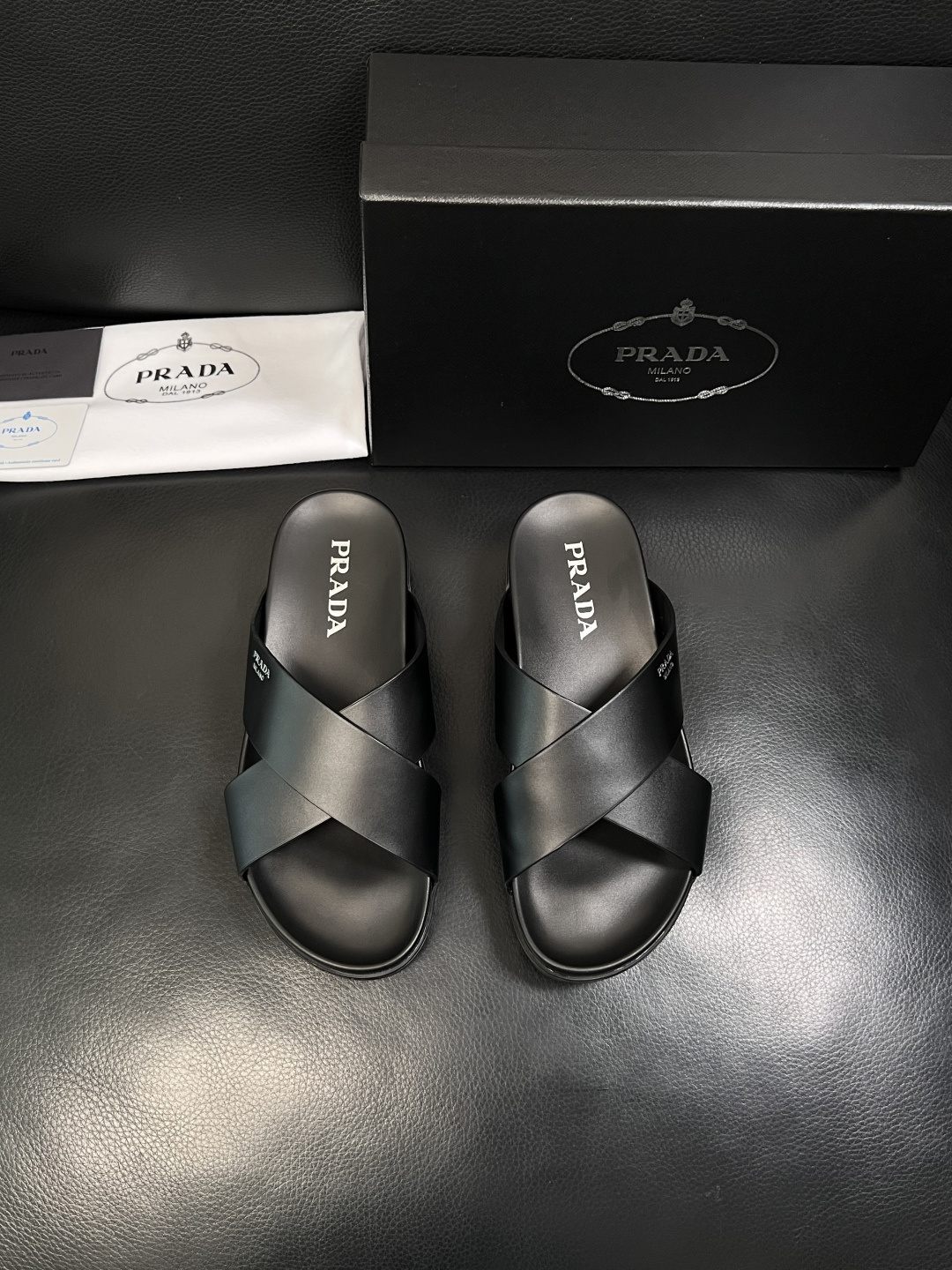 Prada  顶级工艺品，普拉达  拖鞋专柜同步，原厂配置意大利进口牛皮面料，进口牛皮内里垫，透气舒适，