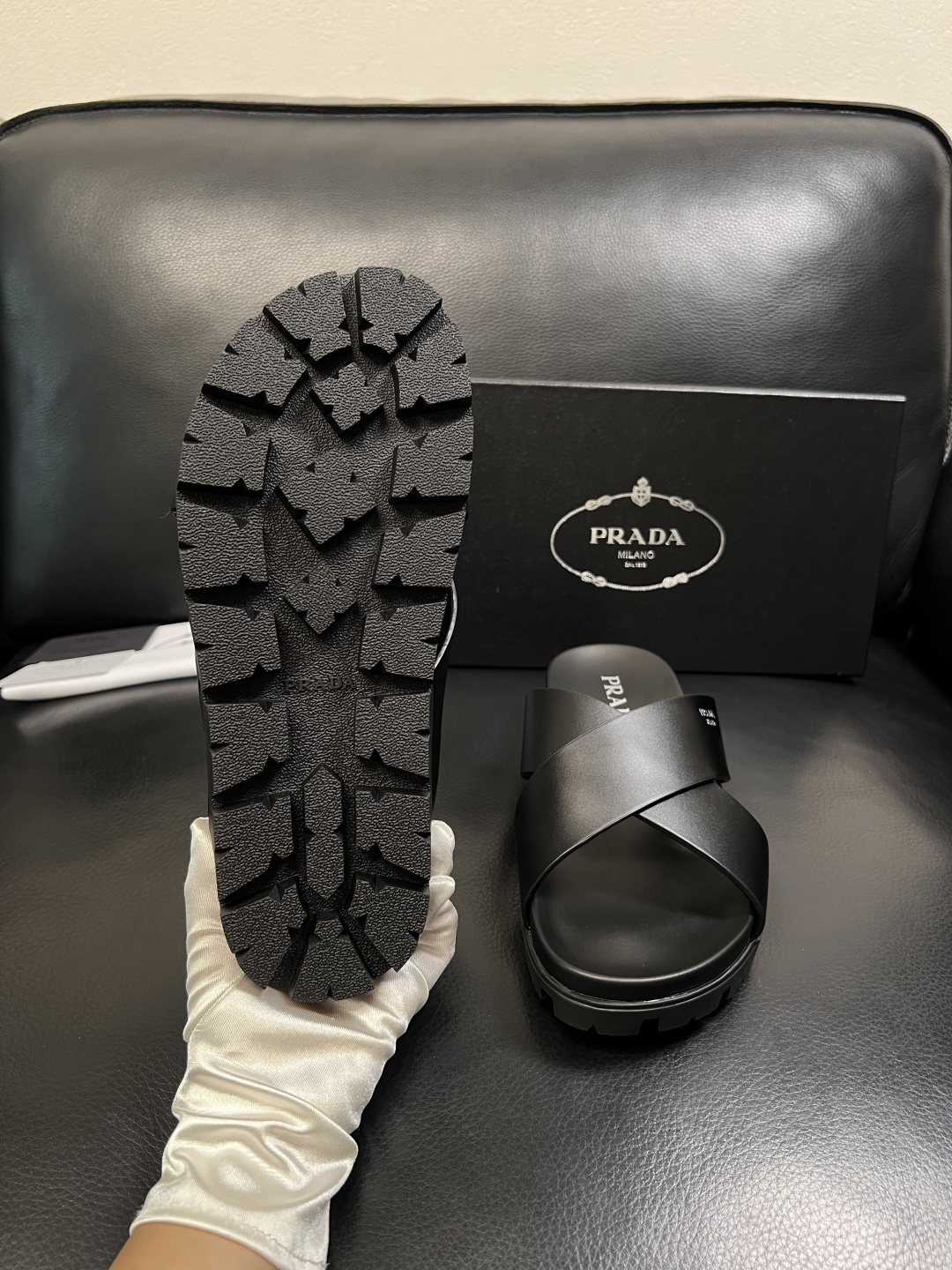 Prada  顶级工艺品，普拉达  拖鞋专柜同步，原厂配置意大利进口牛皮面料，进口牛皮内里垫，透气舒适，