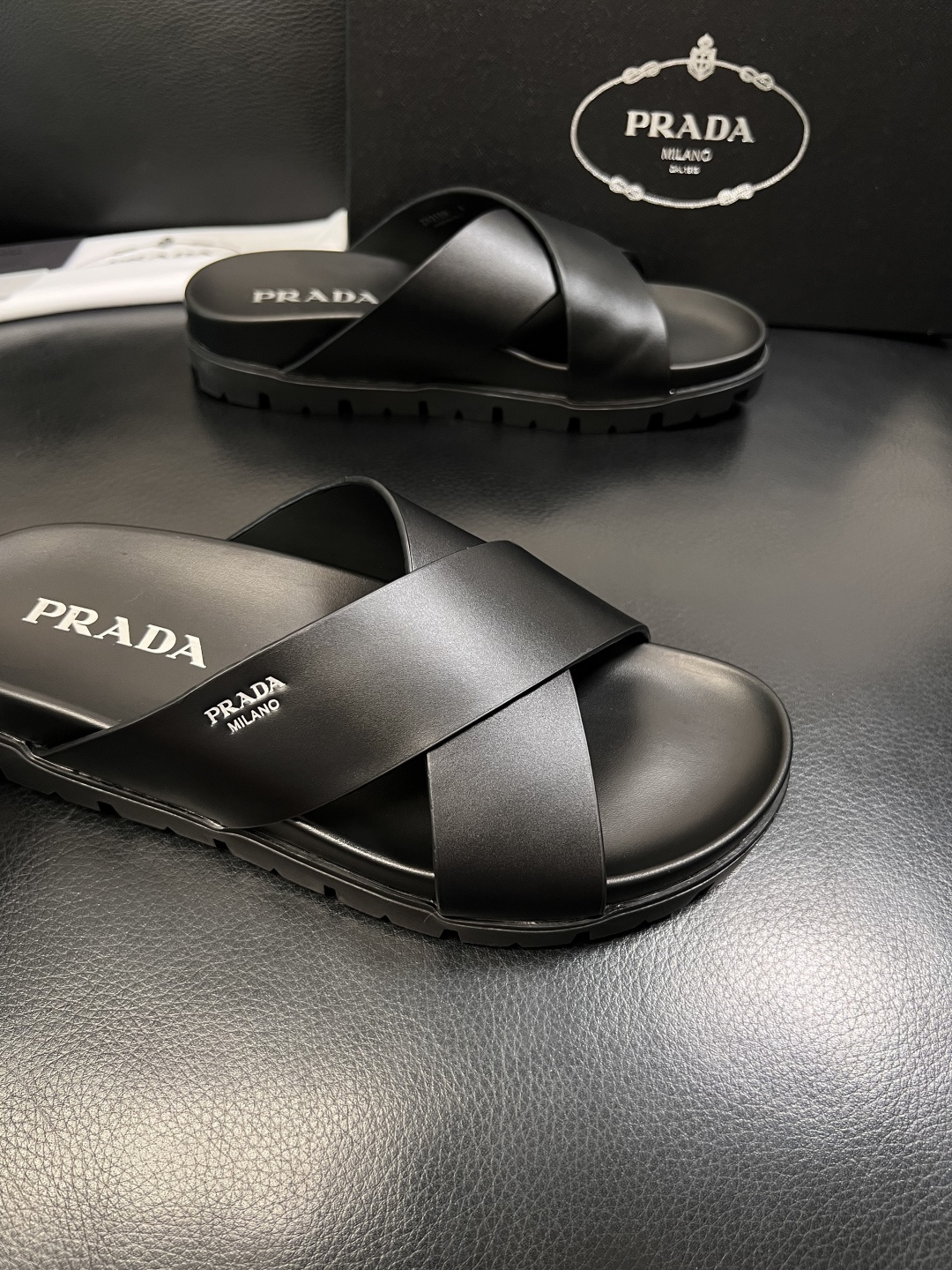Prada  顶级工艺品，普拉达  拖鞋专柜同步，原厂配置意大利进口牛皮面料，进口牛皮内里垫，透气舒适，
