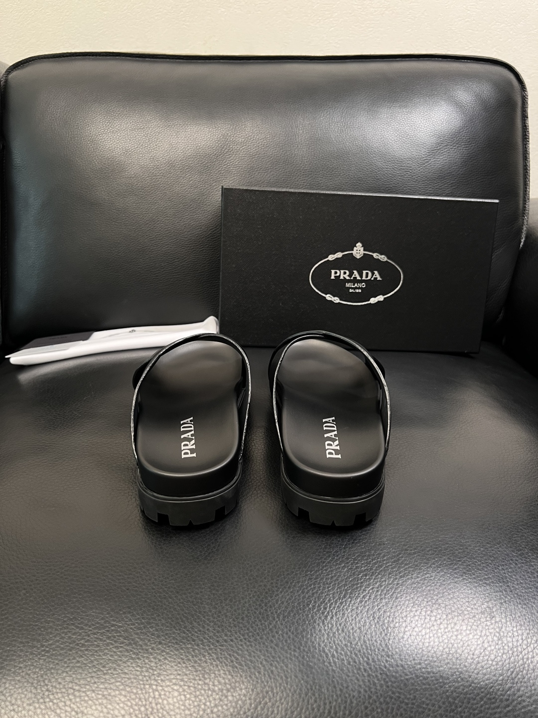 Prada  顶级工艺品，普拉达  拖鞋专柜同步，原厂配置意大利进口牛皮面料，进口牛皮内里垫，透气舒适，