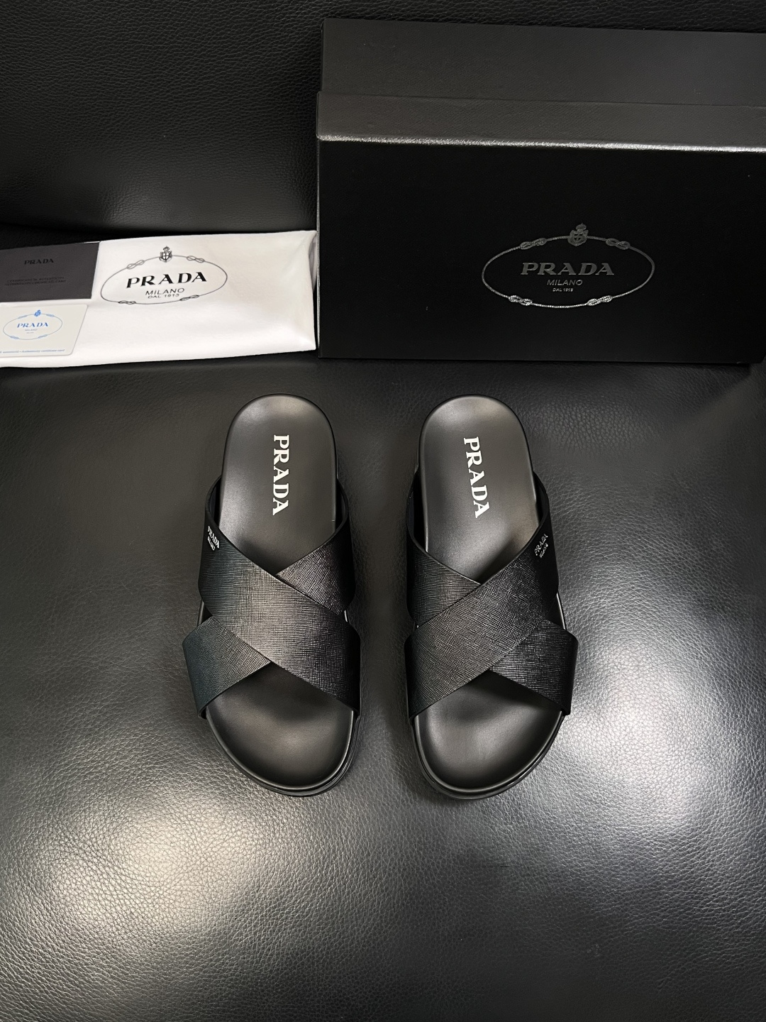 Prada  顶级工艺品，普拉达  拖鞋专柜同步，原厂配置意大利进口牛皮面料，进口牛皮内里垫，透气舒适，