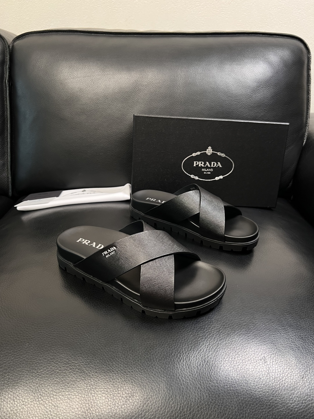 Prada  顶级工艺品，普拉达  拖鞋专柜同步，原厂配置意大利进口牛皮面料，进口牛皮内里垫，透气舒适，