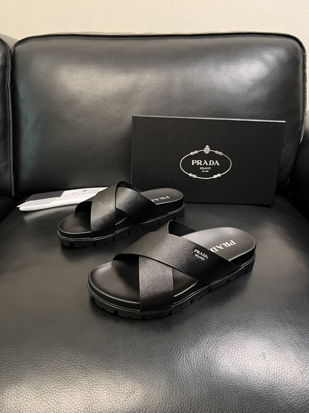Prada  顶级工艺品，普拉达  拖鞋专柜同步，原厂配置意大利进口牛皮面料，进口牛皮内里垫，透气舒适，