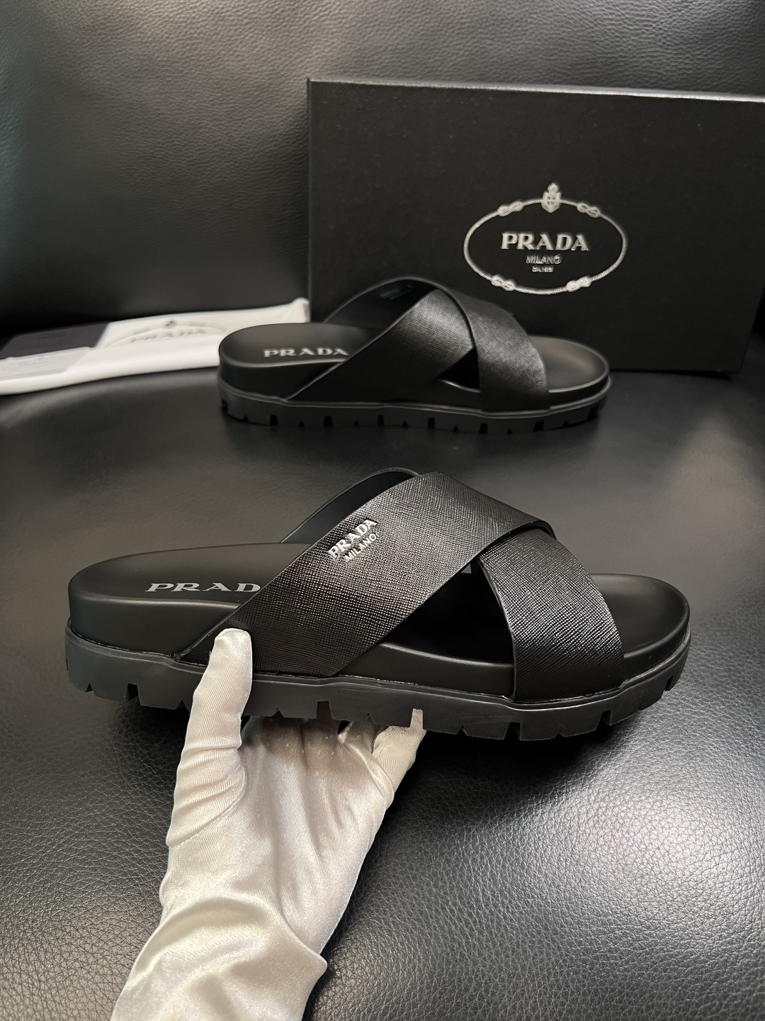 Prada  顶级工艺品，普拉达  拖鞋专柜同步，原厂配置意大利进口牛皮面料，进口牛皮内里垫，透气舒适，