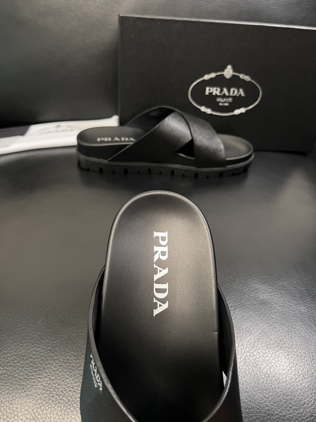 Prada  顶级工艺品，普拉达  拖鞋专柜同步，原厂配置意大利进口牛皮面料，进口牛皮内里垫，透气舒适，