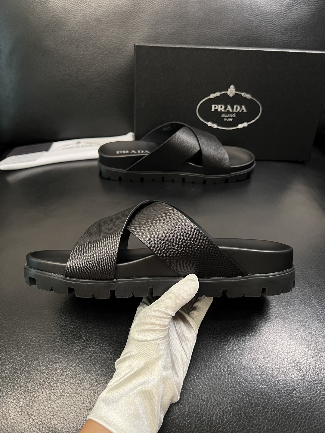 Prada  顶级工艺品，普拉达  拖鞋专柜同步，原厂配置意大利进口牛皮面料，进口牛皮内里垫，透气舒适，