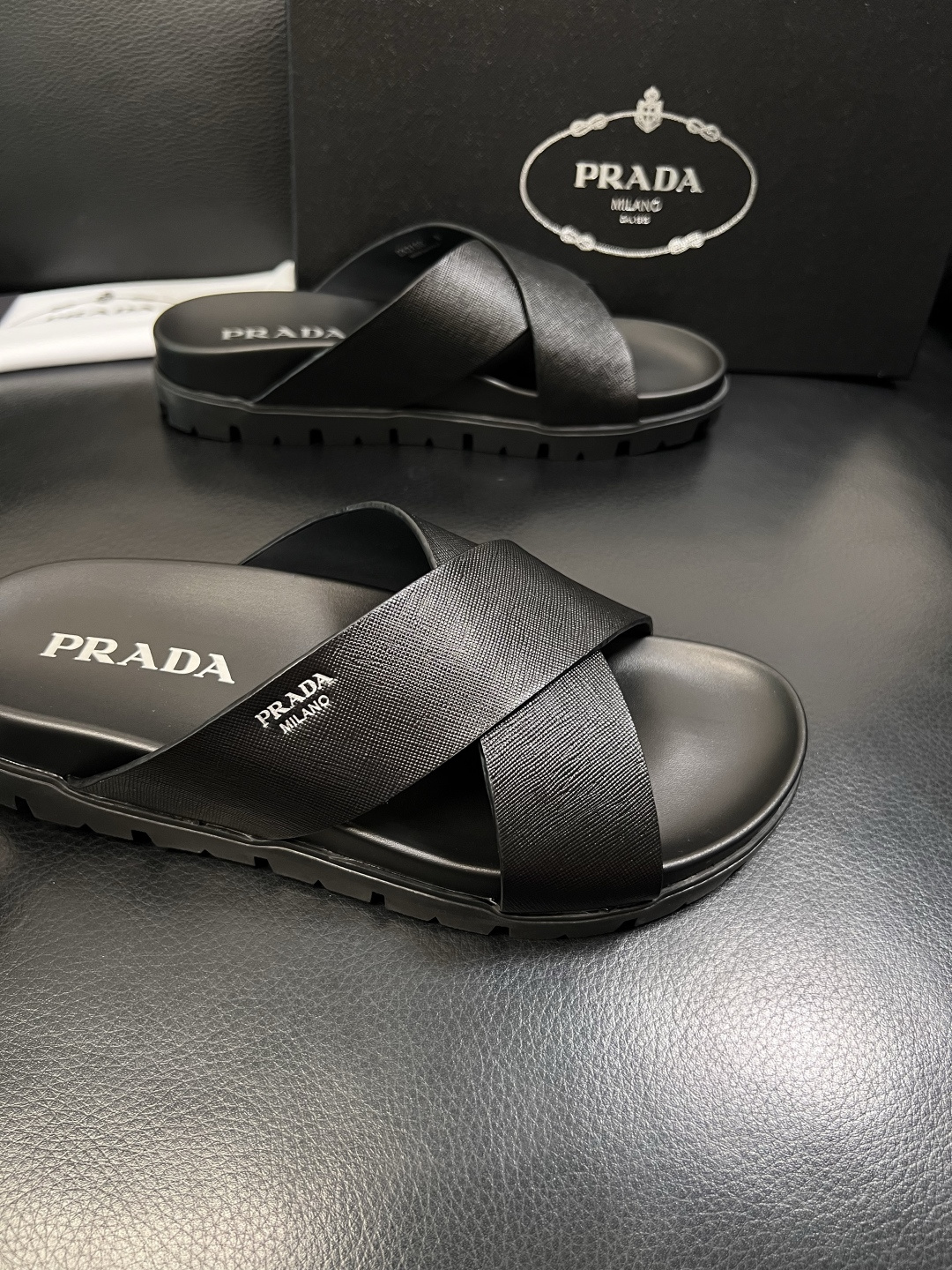 Prada  顶级工艺品，普拉达  拖鞋专柜同步，原厂配置意大利进口牛皮面料，进口牛皮内里垫，透气舒适，