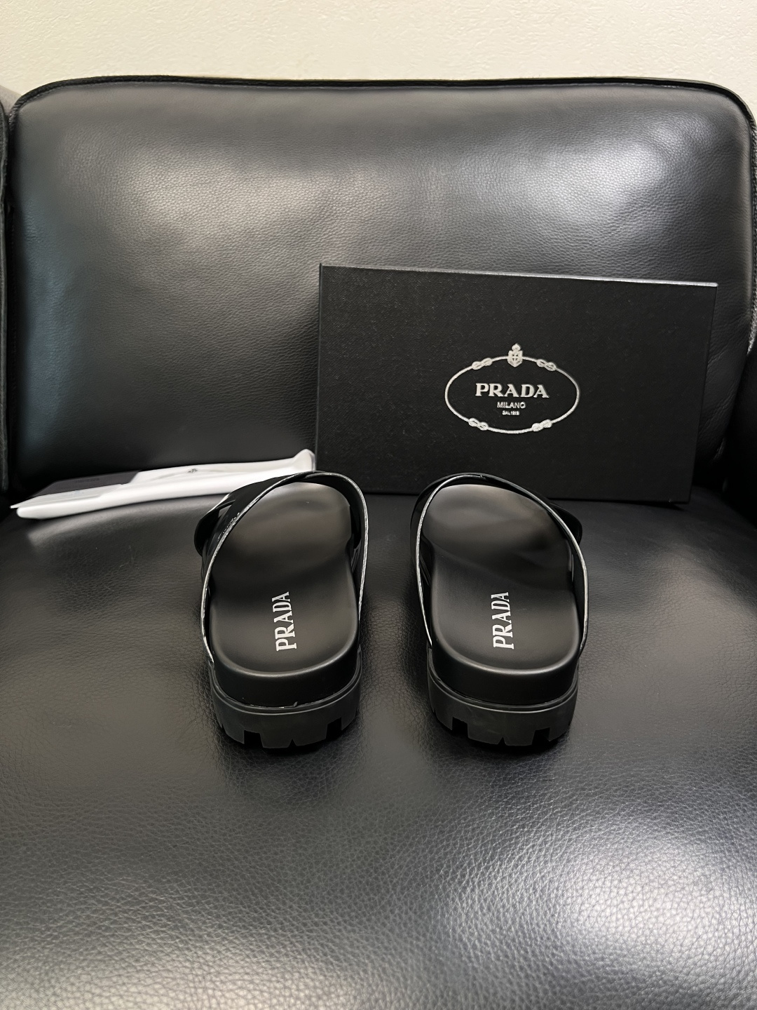 Prada  顶级工艺品，普拉达  拖鞋专柜同步，原厂配置意大利进口牛皮面料，进口牛皮内里垫，透气舒适，