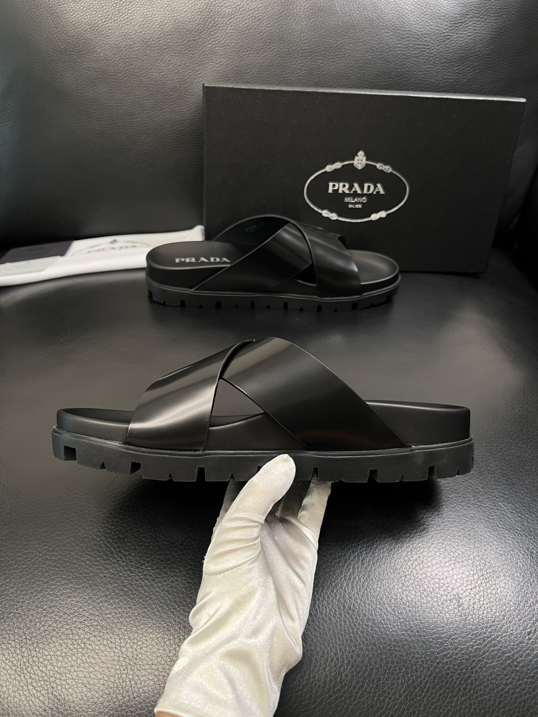 Prada  顶级工艺品，普拉达  拖鞋专柜同步，原厂配置意大利进口牛皮面料，进口牛皮内里垫，透气舒适，