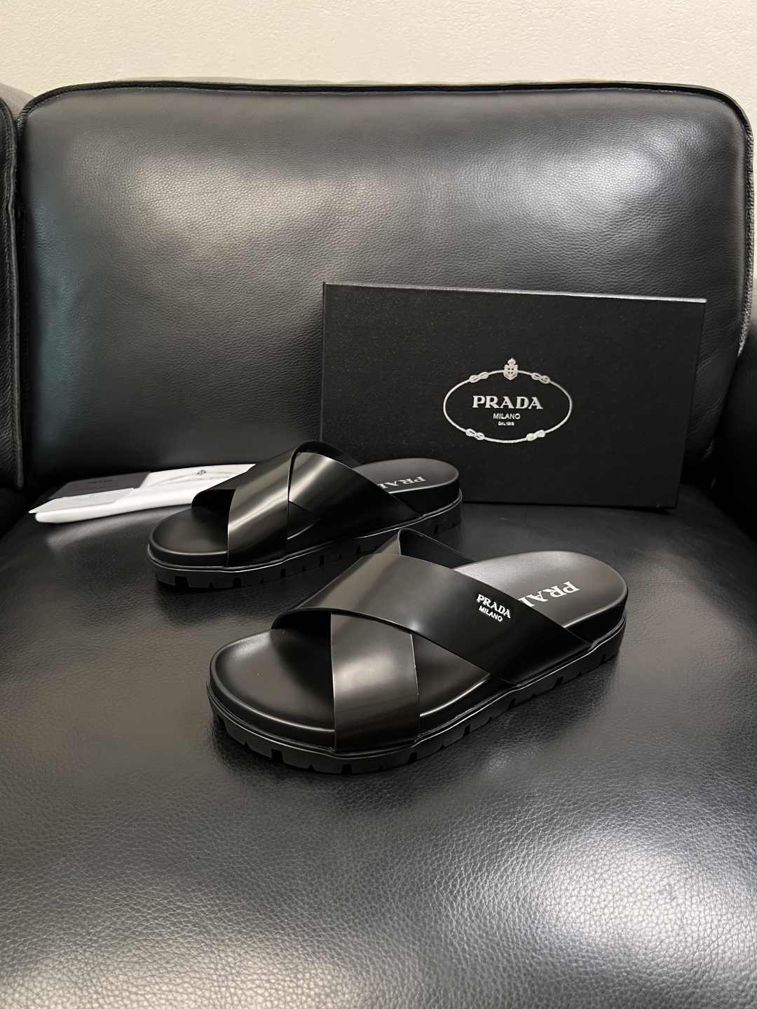 Prada  顶级工艺品，普拉达  拖鞋专柜同步，原厂配置意大利进口牛皮面料，进口牛皮内里垫，透气舒适，