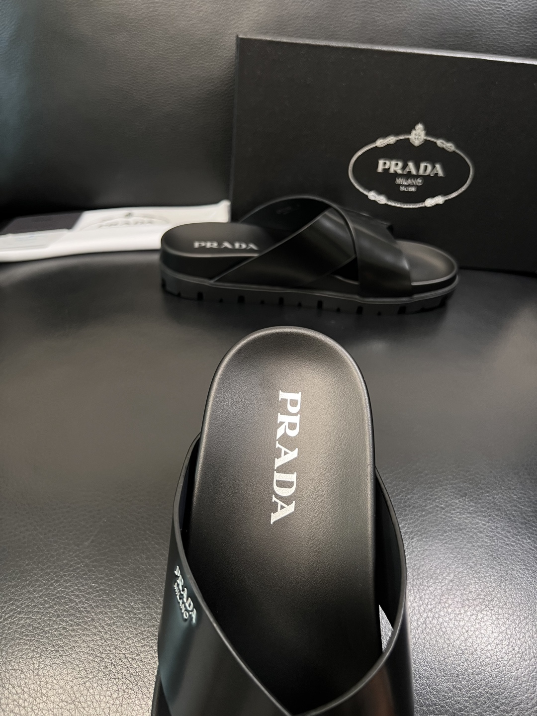 Prada  顶级工艺品，普拉达  拖鞋专柜同步，原厂配置意大利进口牛皮面料，进口牛皮内里垫，透气舒适，