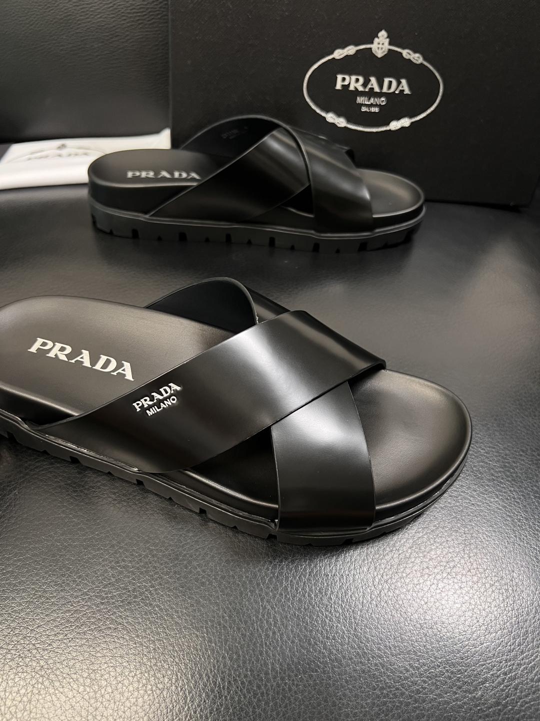 Prada  顶级工艺品，普拉达  拖鞋专柜同步，原厂配置意大利进口牛皮面料，进口牛皮内里垫，透气舒适，