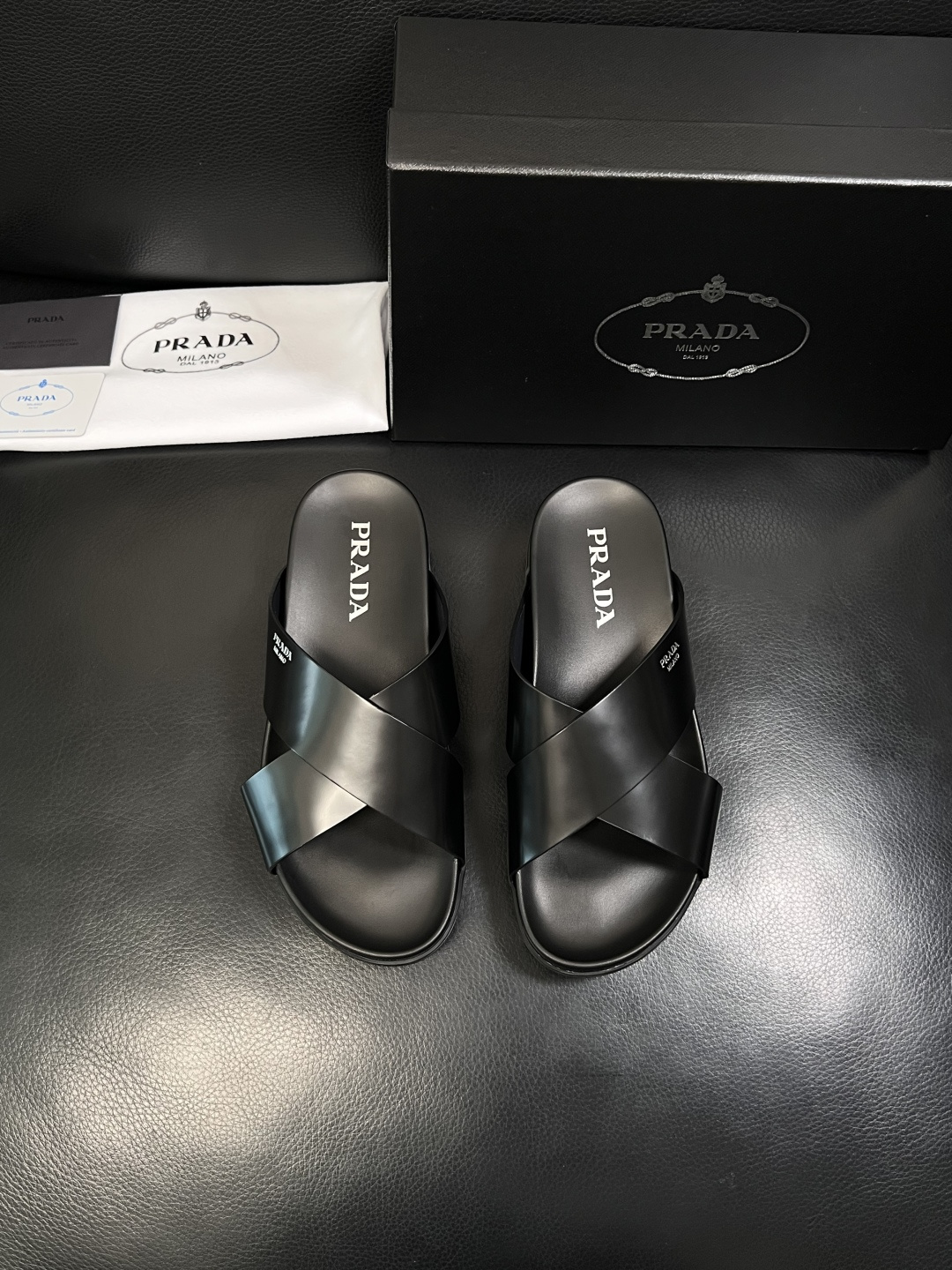 Prada  顶级工艺品，普拉达  拖鞋专柜同步，原厂配置意大利进口牛皮面料，进口牛皮内里垫，透气舒适，
