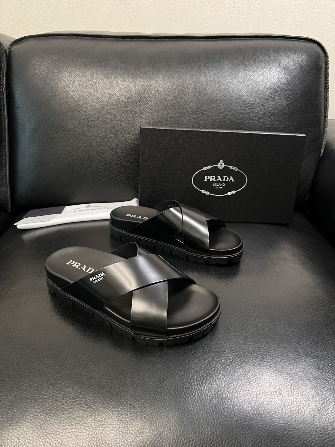 Prada  顶级工艺品，普拉达  拖鞋专柜同步，原厂配置意大利进口牛皮面料，进口牛皮内里垫，透气舒适，