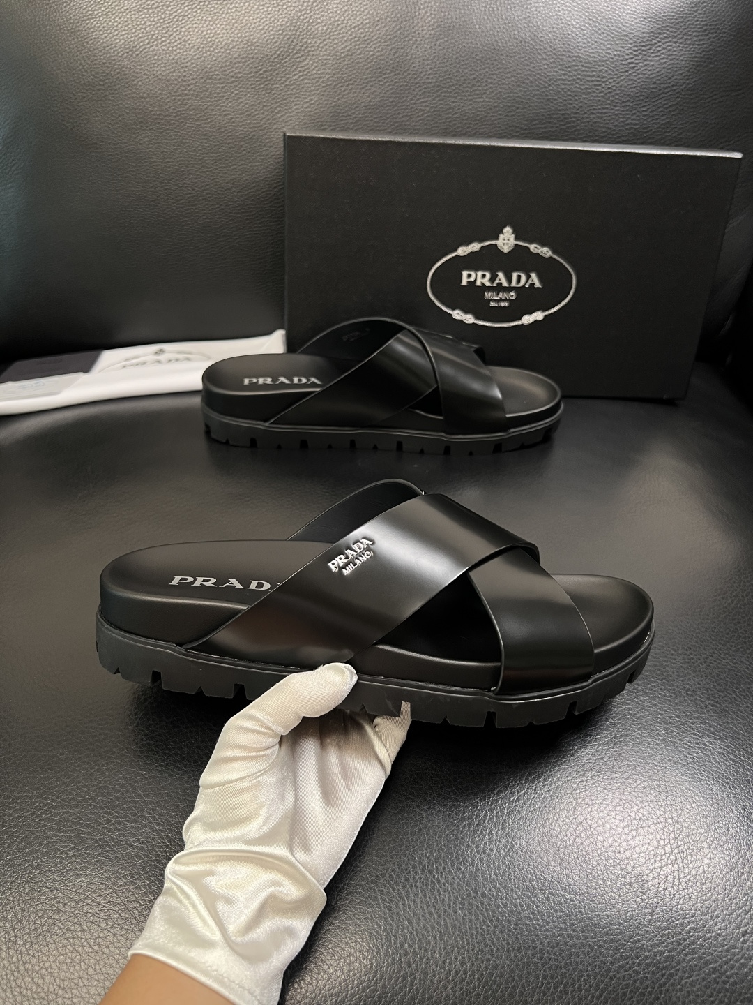 Prada  顶级工艺品，普拉达  拖鞋专柜同步，原厂配置意大利进口牛皮面料，进口牛皮内里垫，透气舒适，