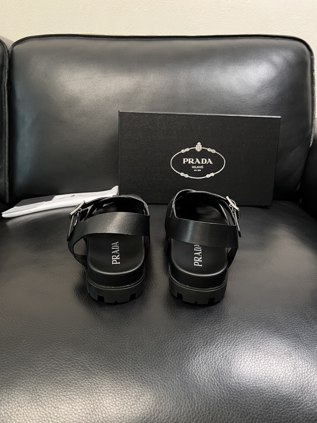 Prada  顶级工艺品，普拉达  拖鞋专柜同步，原厂配置意大利进口牛皮面料，进口牛皮内里垫，透气舒适，
