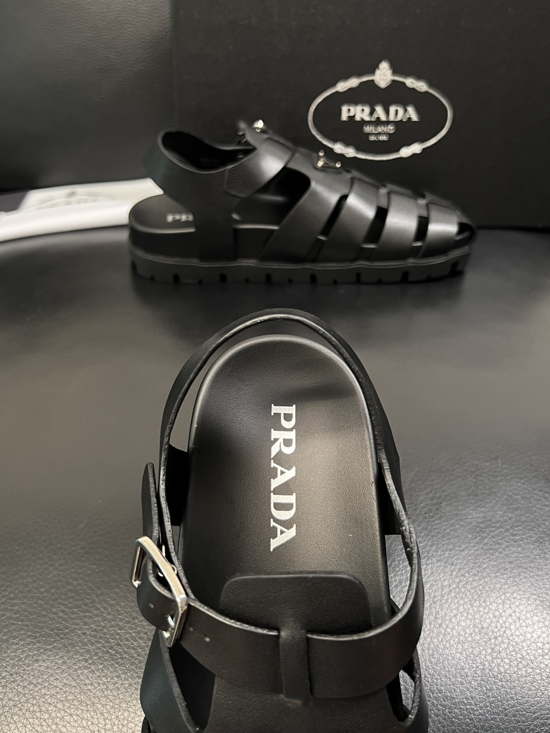 Prada  顶级工艺品，普拉达  拖鞋专柜同步，原厂配置意大利进口牛皮面料，进口牛皮内里垫，透气舒适，