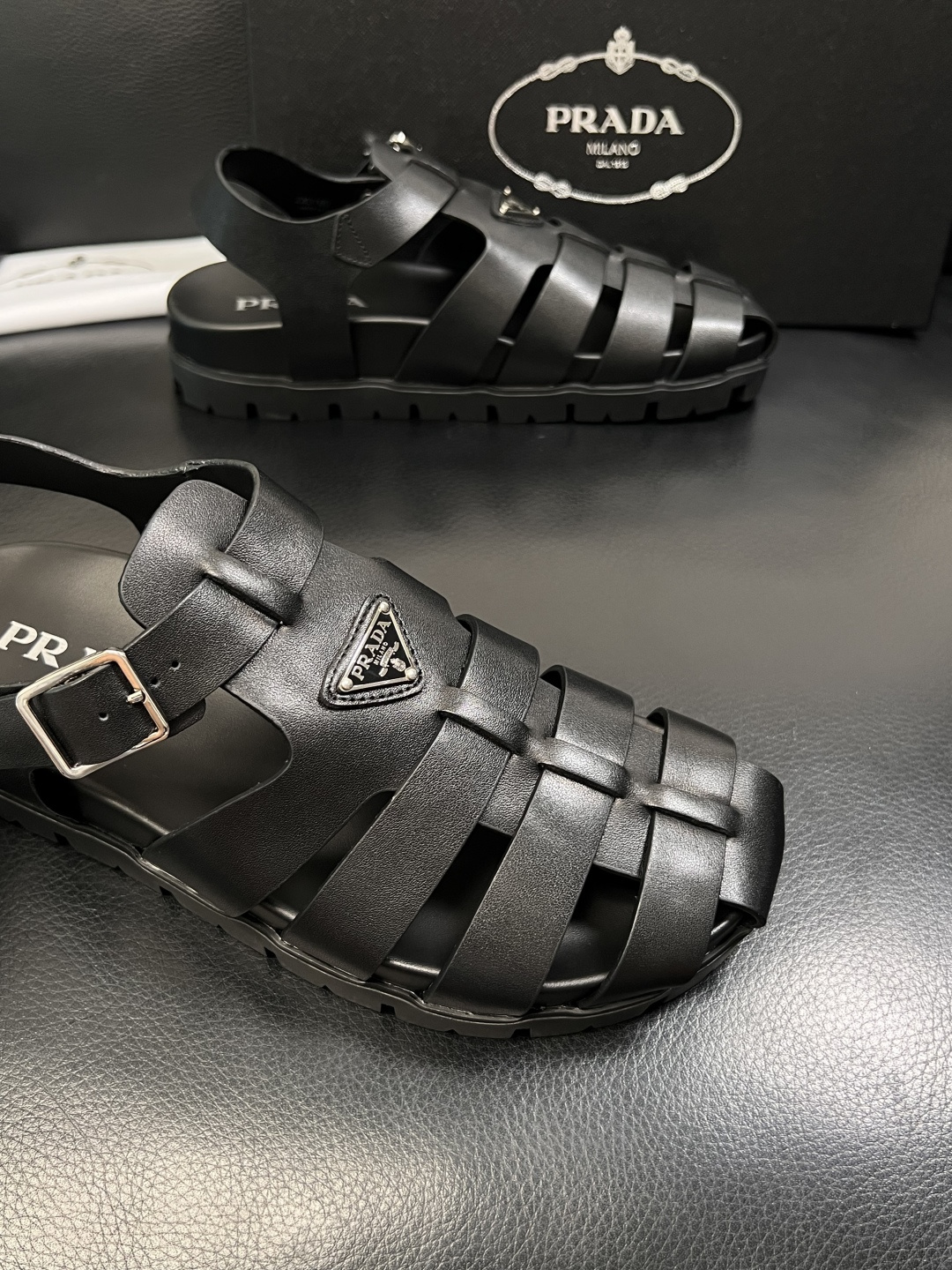 Prada  顶级工艺品，普拉达  拖鞋专柜同步，原厂配置意大利进口牛皮面料，进口牛皮内里垫，透气舒适，