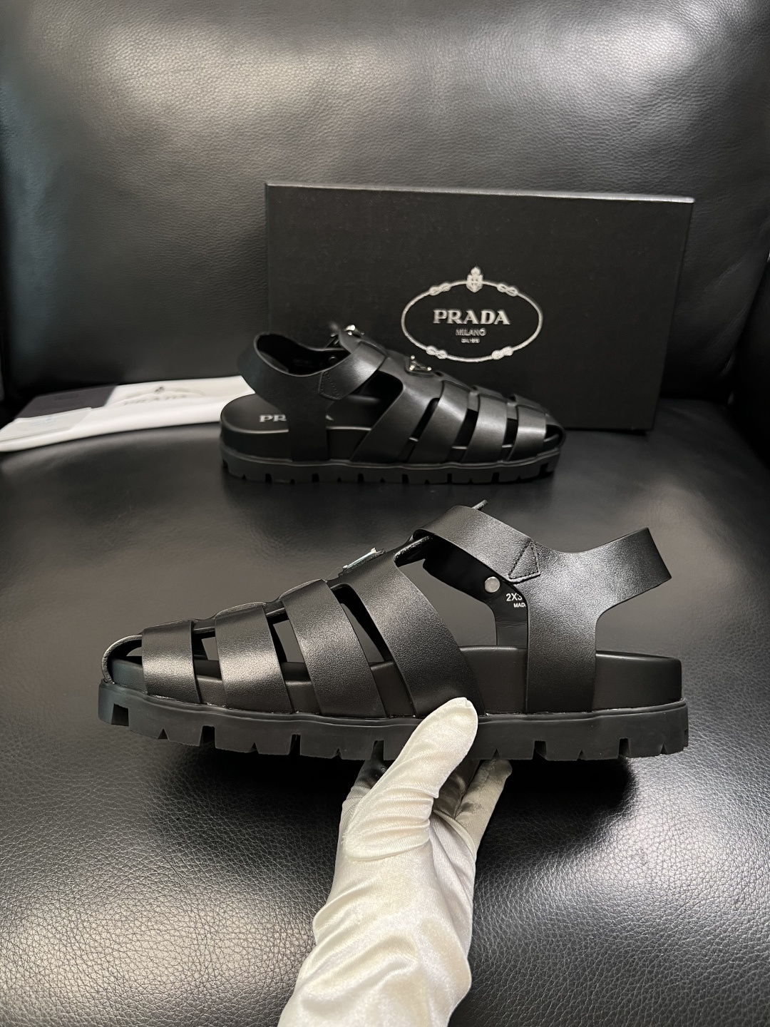 Prada  顶级工艺品，普拉达  拖鞋专柜同步，原厂配置意大利进口牛皮面料，进口牛皮内里垫，透气舒适，