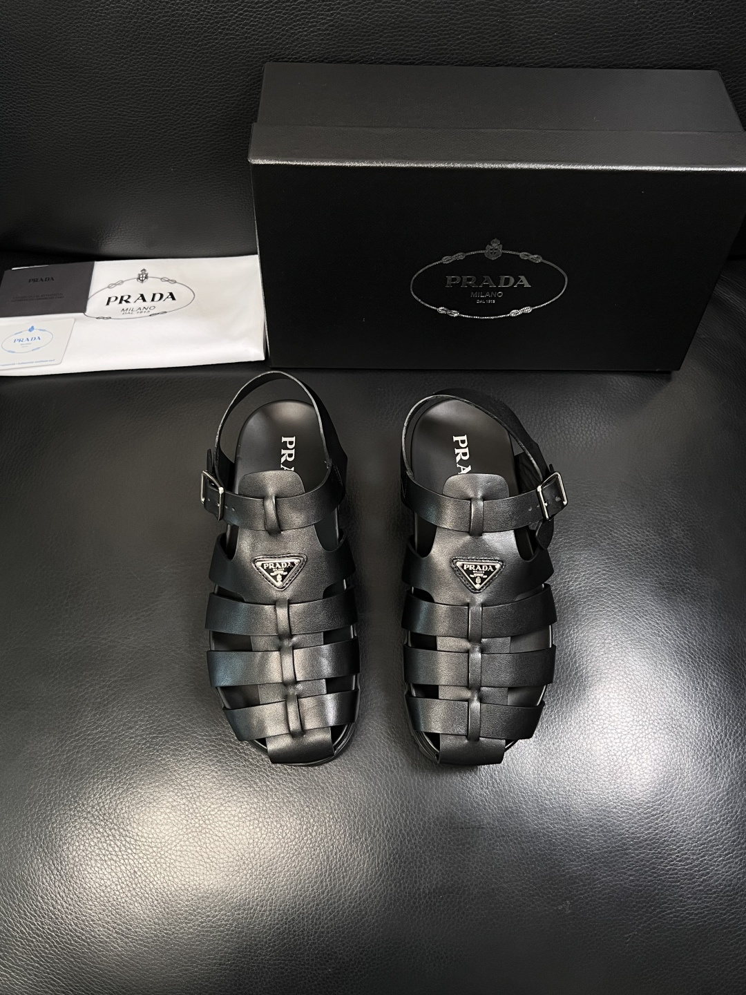 Prada  顶级工艺品，普拉达  拖鞋专柜同步，原厂配置意大利进口牛皮面料，进口牛皮内里垫，透气舒适，