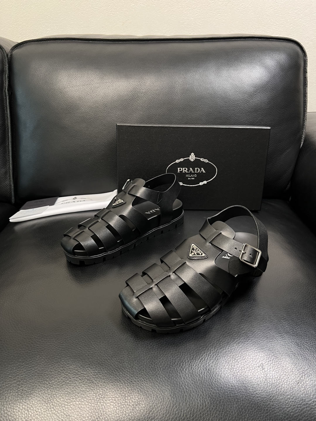 Prada  顶级工艺品，普拉达  拖鞋专柜同步，原厂配置意大利进口牛皮面料，进口牛皮内里垫，透气舒适，