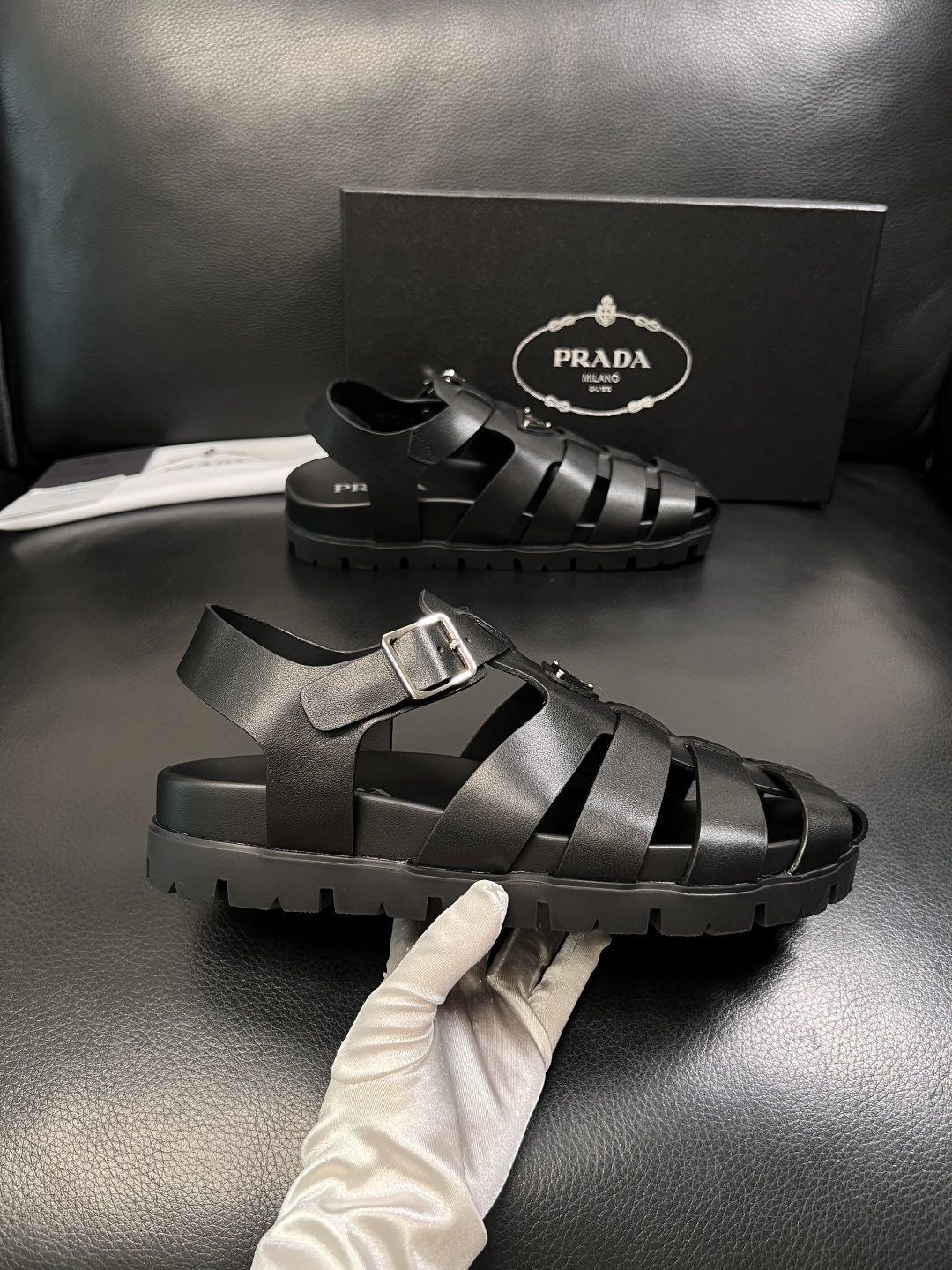 Prada  顶级工艺品，普拉达  拖鞋专柜同步，原厂配置意大利进口牛皮面料，进口牛皮内里垫，透气舒适，
