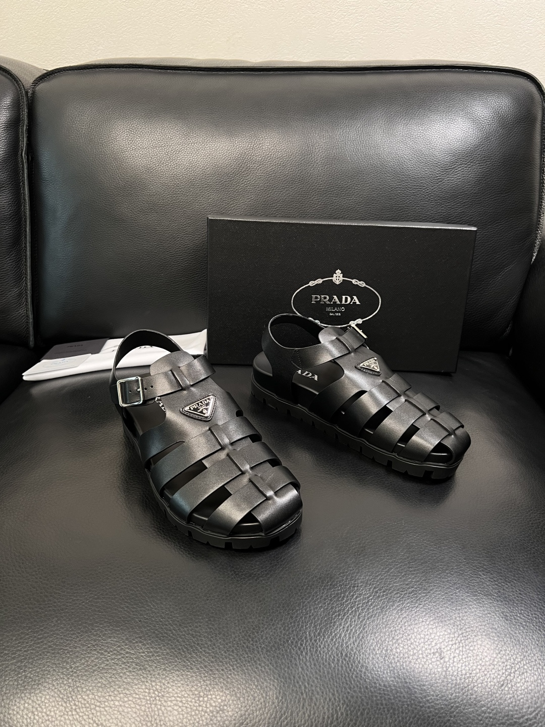 Prada  顶级工艺品，普拉达  拖鞋专柜同步，原厂配置意大利进口牛皮面料，进口牛皮内里垫，透气舒适，