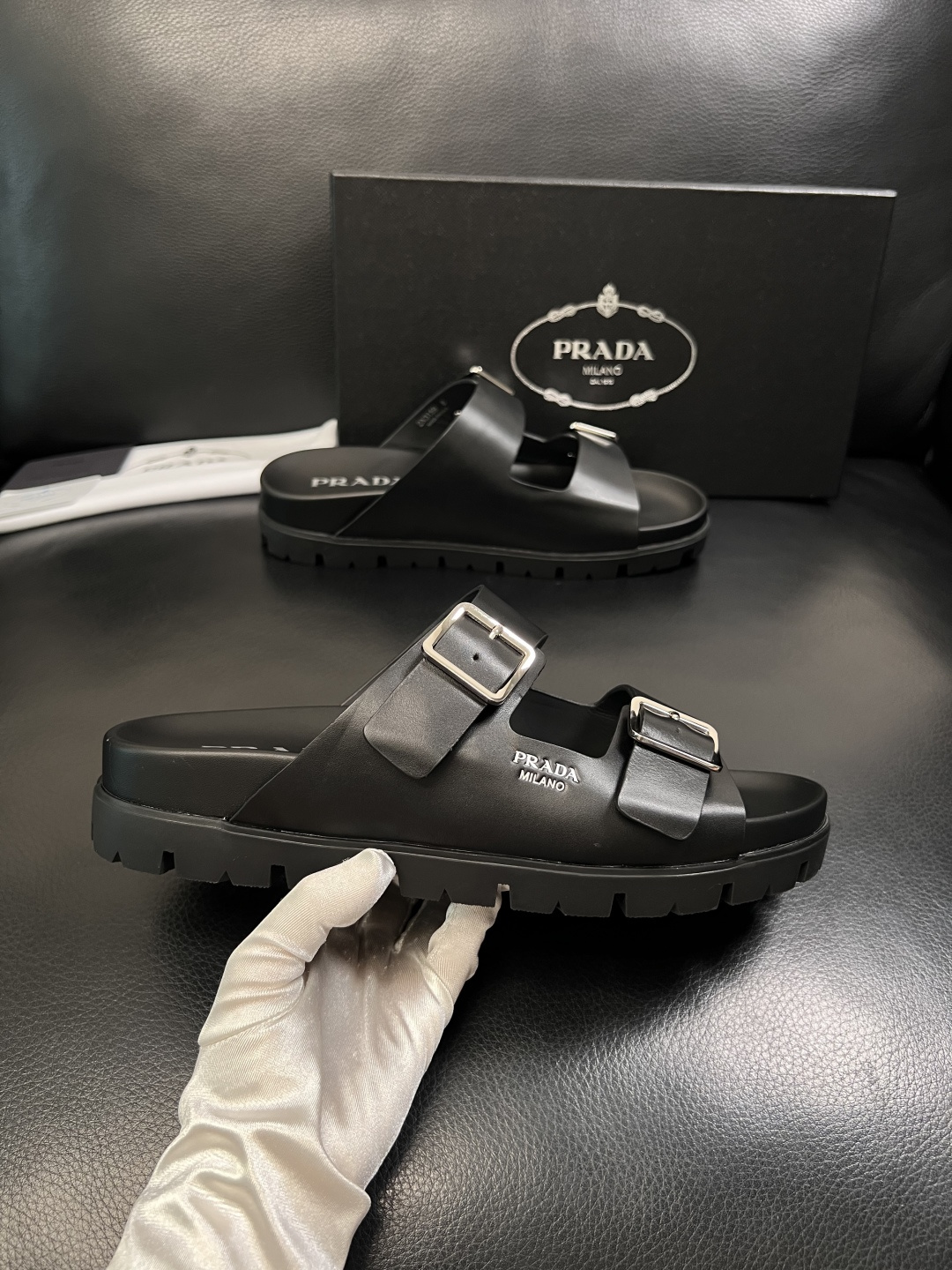 Prada  顶级工艺品，普拉达  拖鞋专柜同步，原厂配置意大利进口牛皮面料，进口牛皮内里垫，透气舒适，