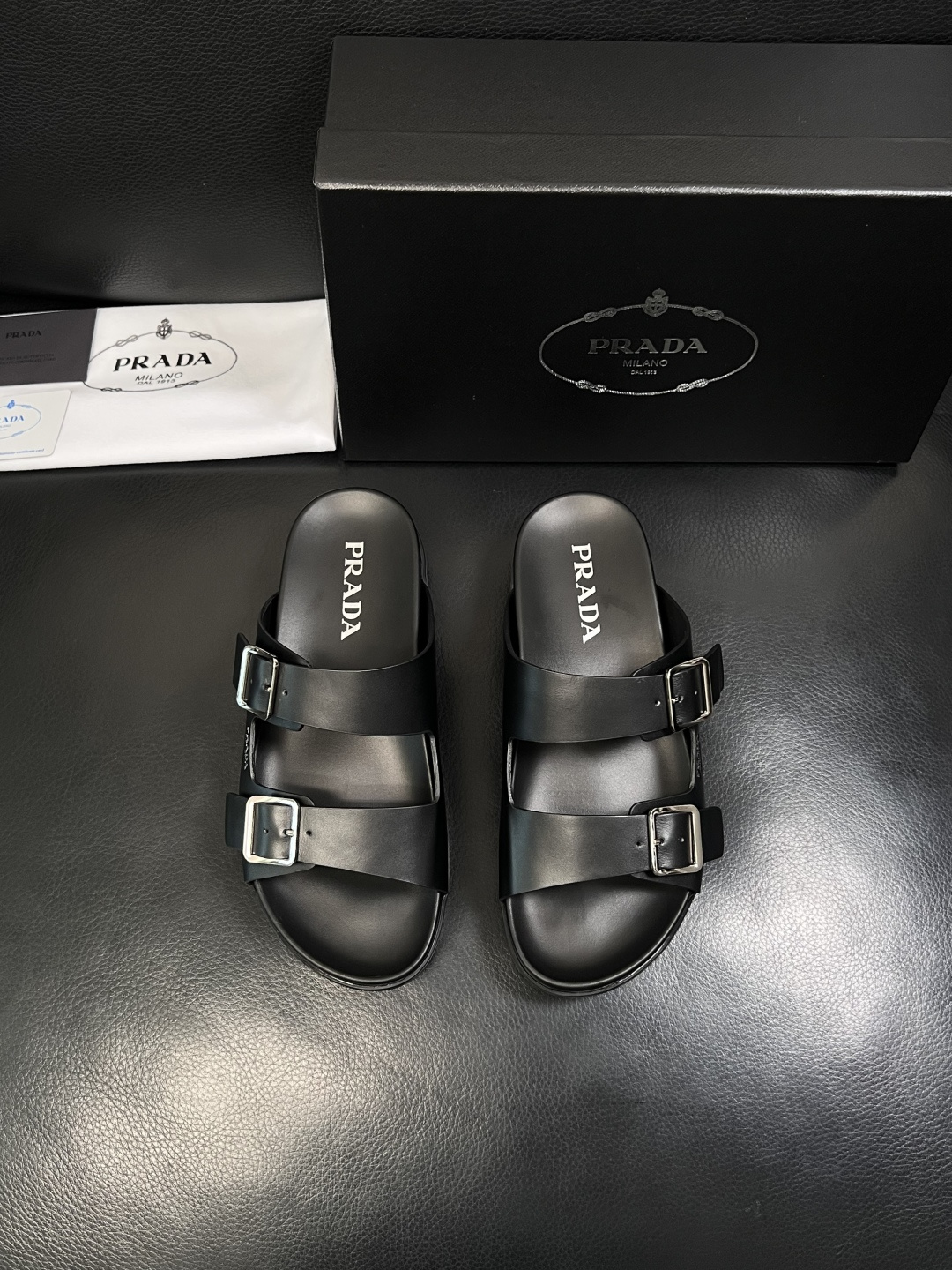 Prada  顶级工艺品，普拉达  拖鞋专柜同步，原厂配置意大利进口牛皮面料，进口牛皮内里垫，透气舒适，
