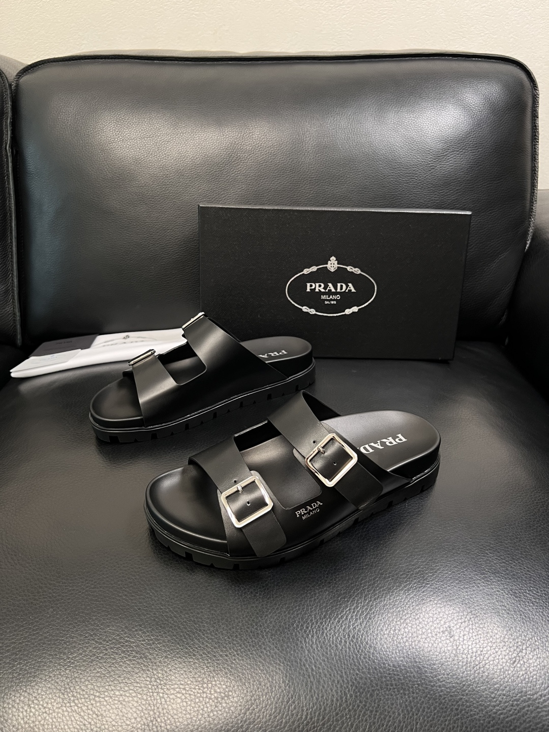 Prada  顶级工艺品，普拉达  拖鞋专柜同步，原厂配置意大利进口牛皮面料，进口牛皮内里垫，透气舒适，