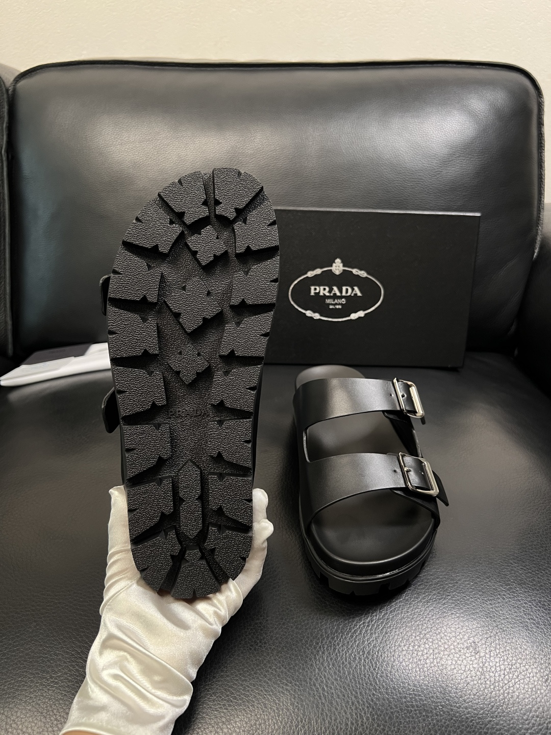 Prada  顶级工艺品，普拉达  拖鞋专柜同步，原厂配置意大利进口牛皮面料，进口牛皮内里垫，透气舒适，