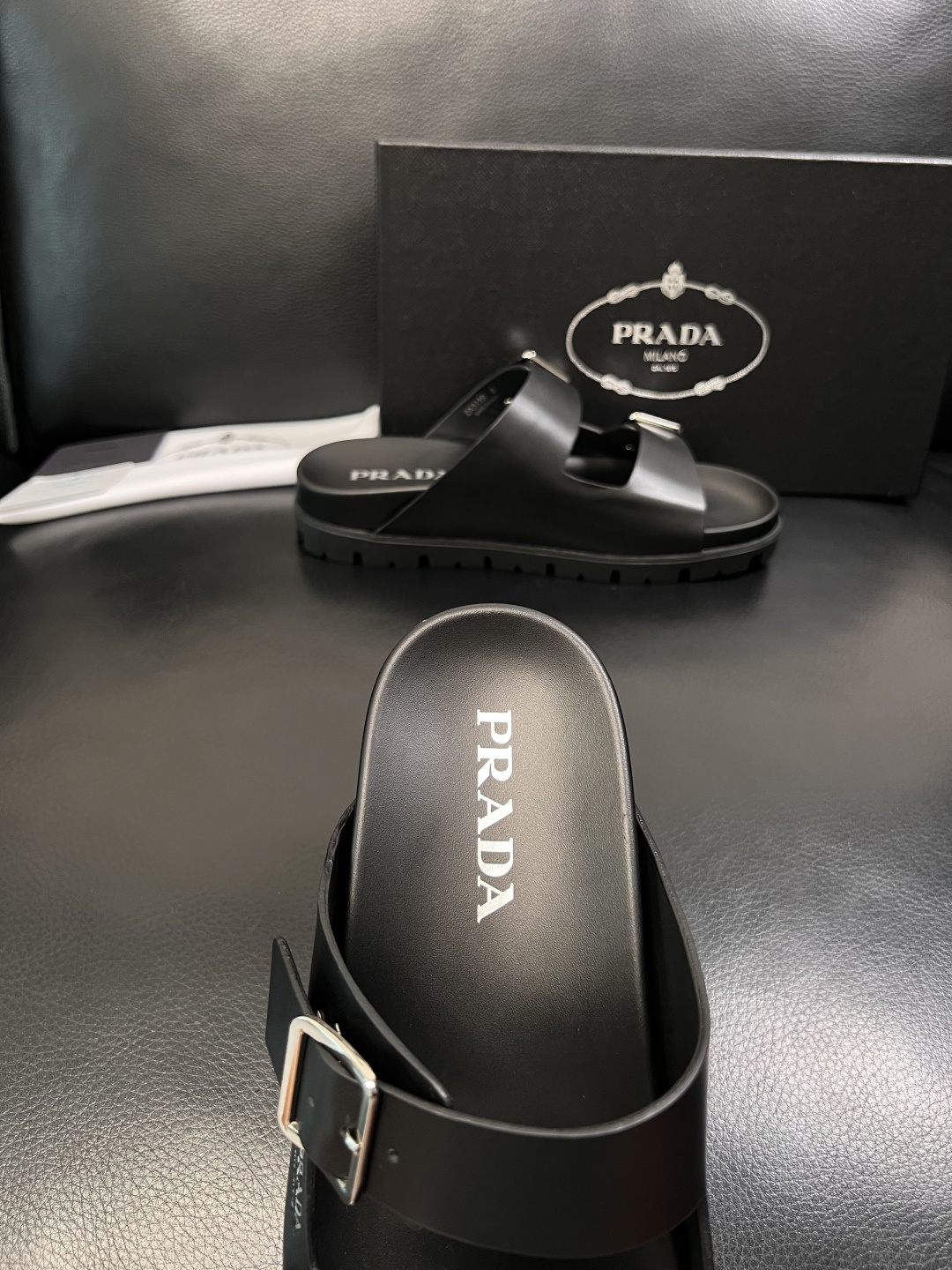 Prada  顶级工艺品，普拉达  拖鞋专柜同步，原厂配置意大利进口牛皮面料，进口牛皮内里垫，透气舒适，