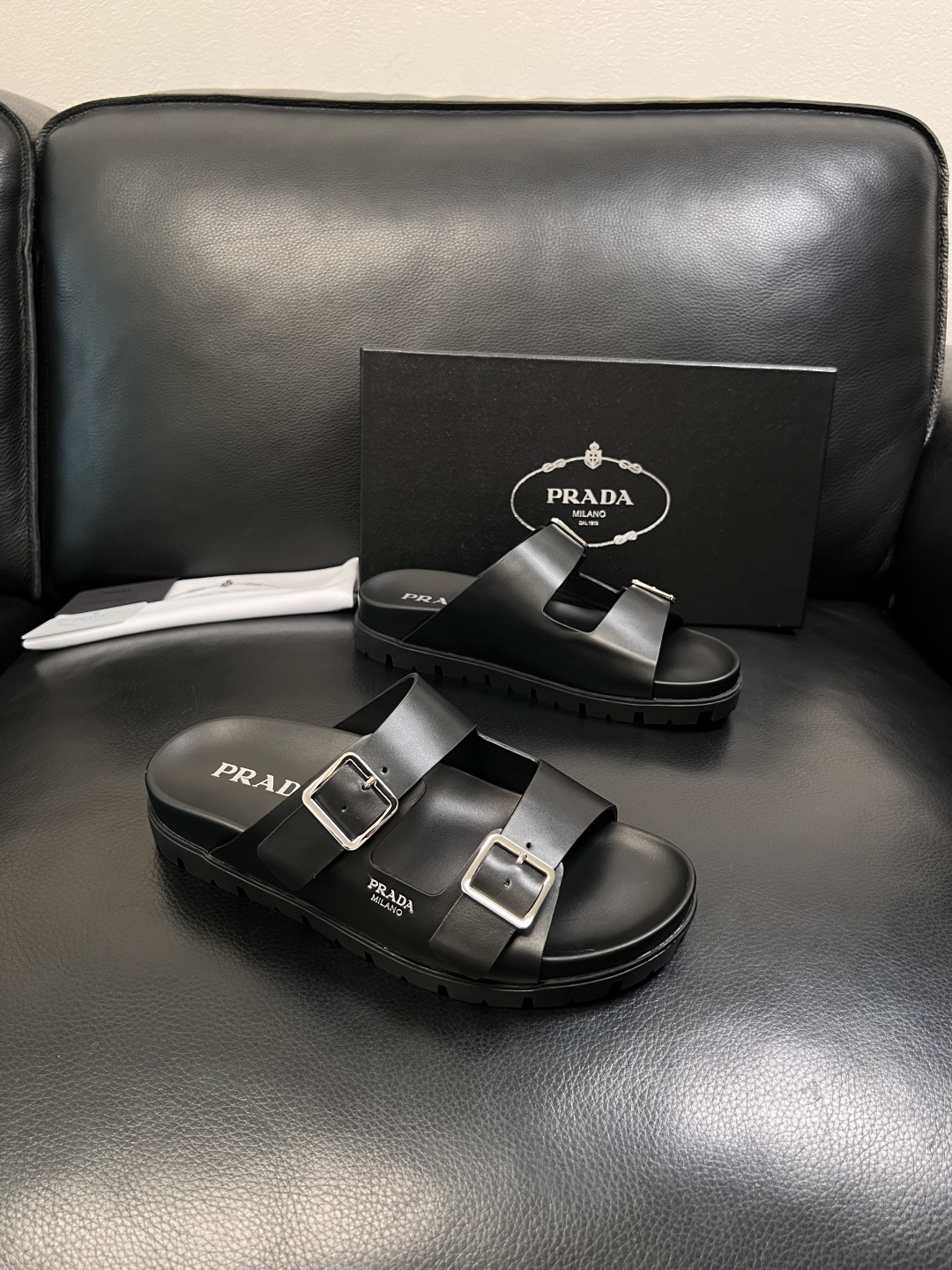 NO:851834,Prada top handicrafts, Prada slippers counter synchronization, original factory configuration of imported cowhide fabrics from Italy, imported cowhide inner pads, breathable and comfortable, original soles specially provided by the original factory, original factory follow-up goods code number 39-44 (customized 38 45 46),, prada, prada, slippers, cowhide19860909Prada 顶级工艺品,普拉达 拖鞋专柜同步,原厂配置意大利进口牛皮面料,进口牛皮内里垫,透气舒适,鞋底原厂特供原版底,原厂跟单货 码数 39-44（订做38 45 46）,,prada,prada,slippers,cowhide,Men's shoes