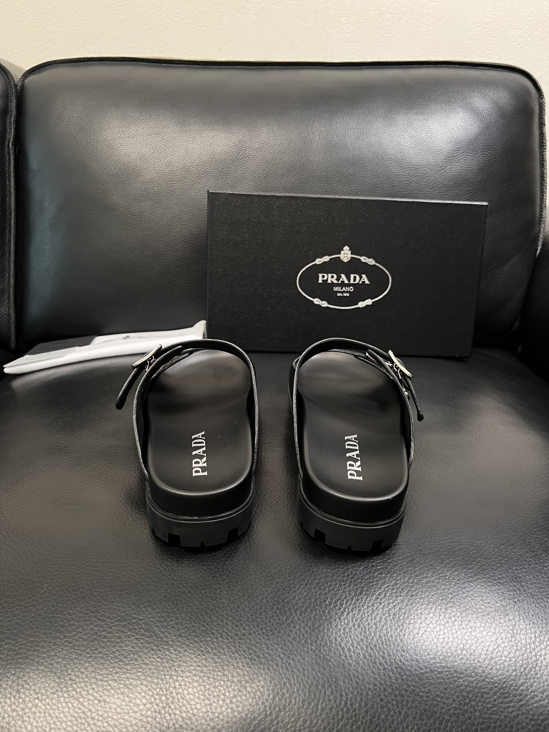 Prada  顶级工艺品，普拉达  拖鞋专柜同步，原厂配置意大利进口牛皮面料，进口牛皮内里垫，透气舒适，