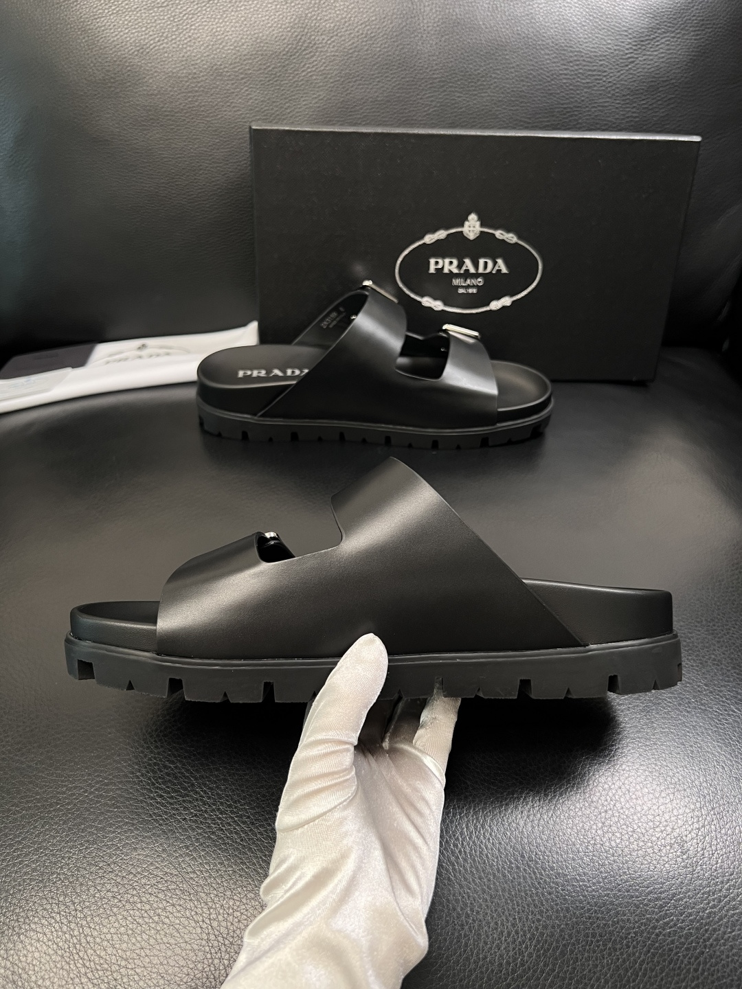 Prada  顶级工艺品，普拉达  拖鞋专柜同步，原厂配置意大利进口牛皮面料，进口牛皮内里垫，透气舒适，