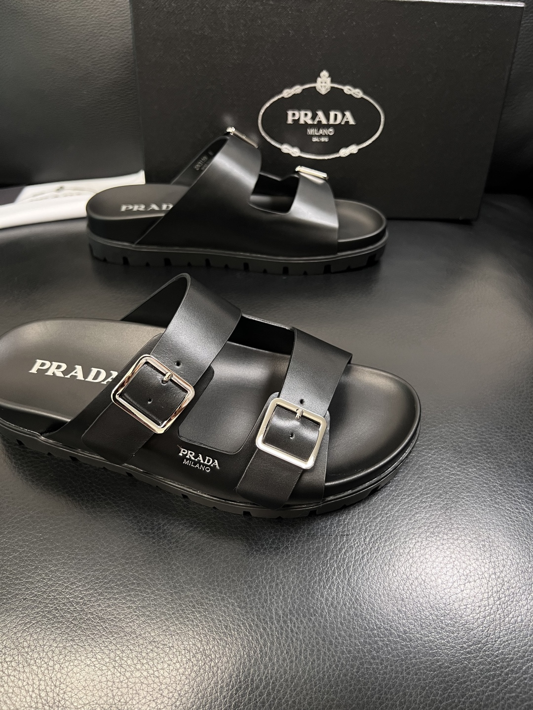 Prada  顶级工艺品，普拉达  拖鞋专柜同步，原厂配置意大利进口牛皮面料，进口牛皮内里垫，透气舒适，