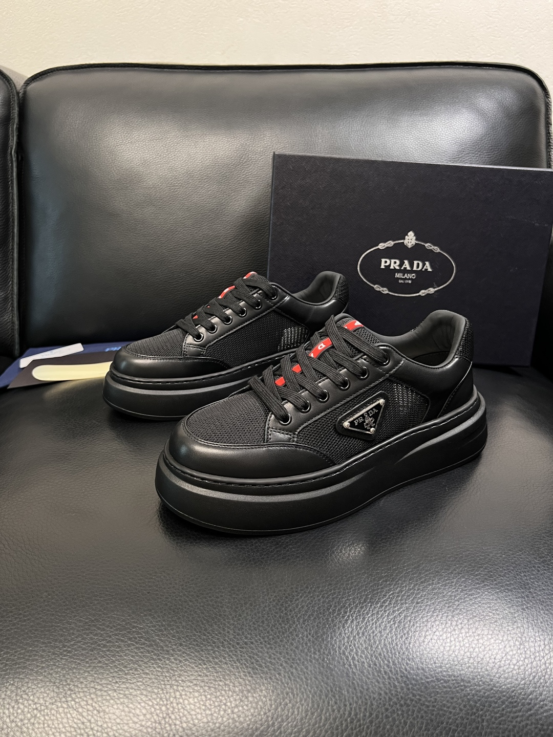 Prada  顶级工艺品，普拉达 专柜同步，原厂配置意大利进口牛皮拼布面料，进口牛皮内里垫，透气舒适，鞋
