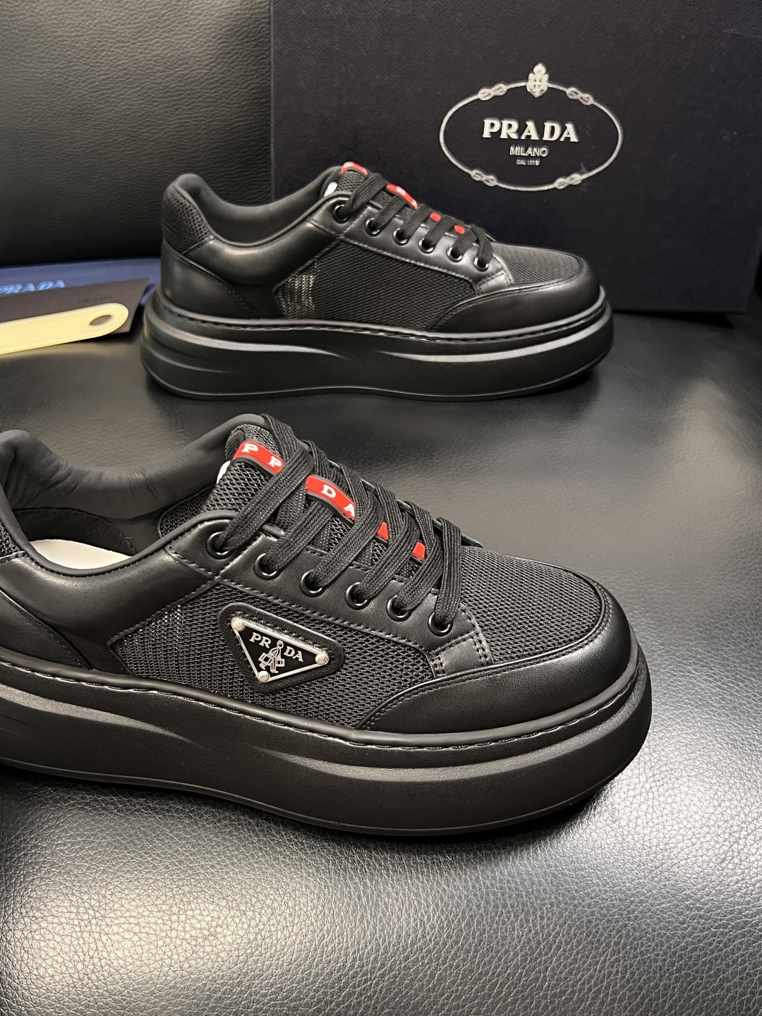 Prada  顶级工艺品，普拉达 专柜同步，原厂配置意大利进口牛皮拼布面料，进口牛皮内里垫，透气舒适，鞋