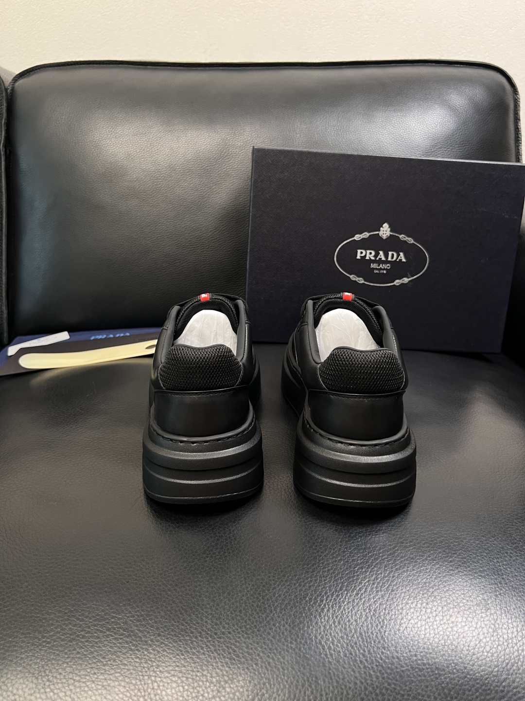 Prada  顶级工艺品，普拉达 专柜同步，原厂配置意大利进口牛皮拼布面料，进口牛皮内里垫，透气舒适，鞋