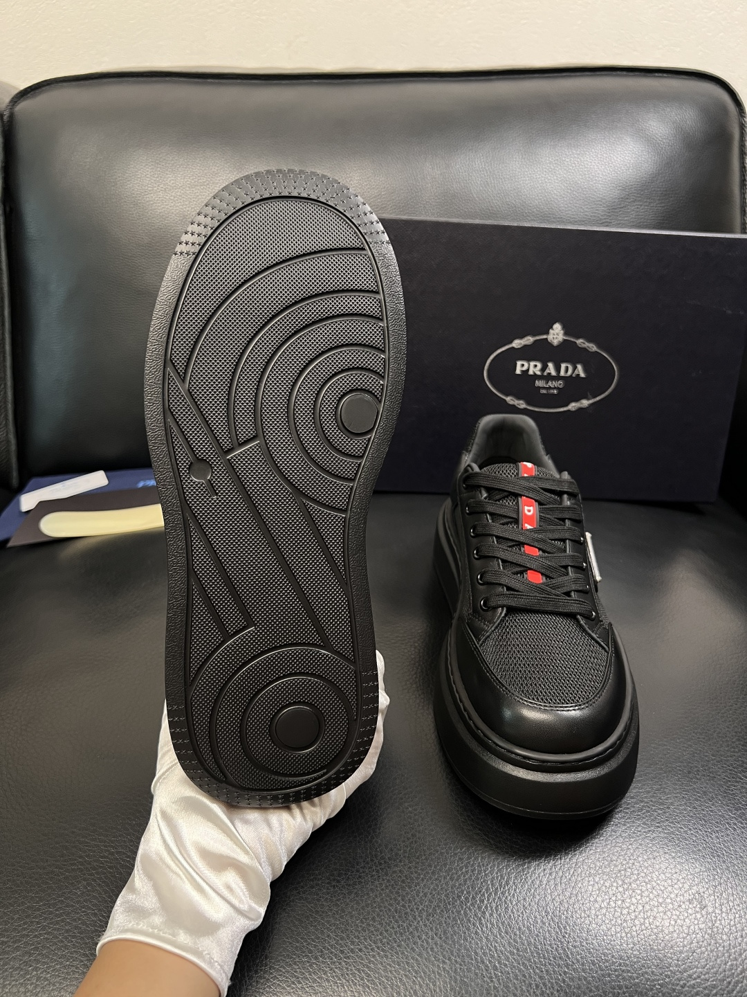 Prada  顶级工艺品，普拉达 专柜同步，原厂配置意大利进口牛皮拼布面料，进口牛皮内里垫，透气舒适，鞋