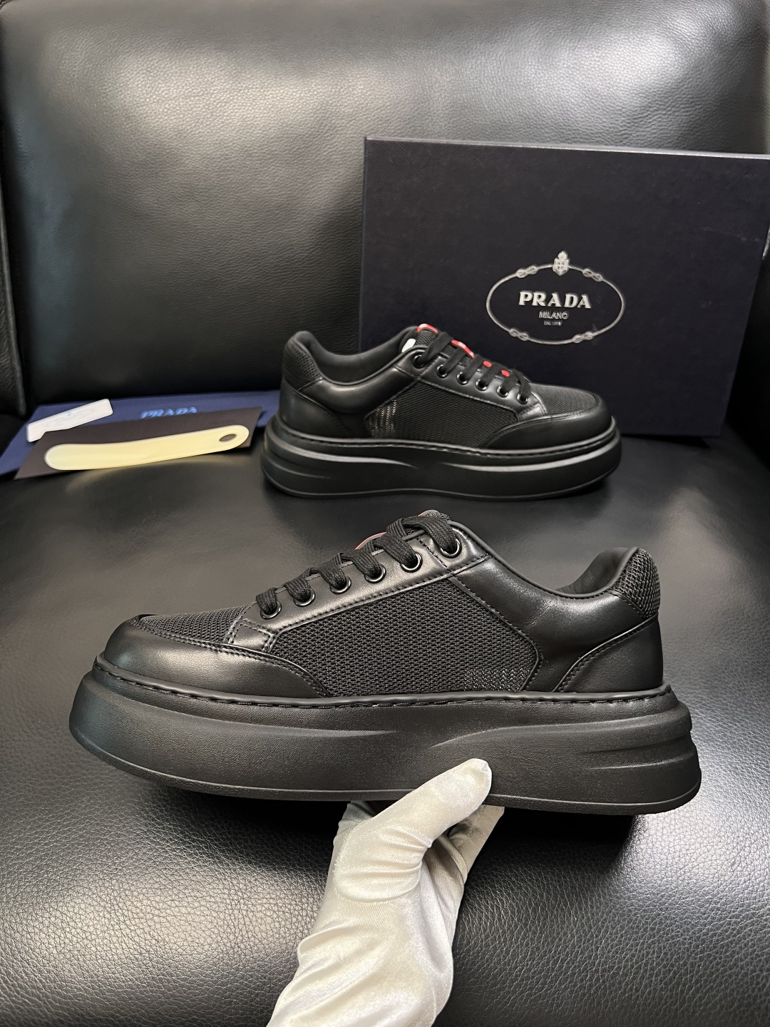 Prada  顶级工艺品，普拉达 专柜同步，原厂配置意大利进口牛皮拼布面料，进口牛皮内里垫，透气舒适，鞋
