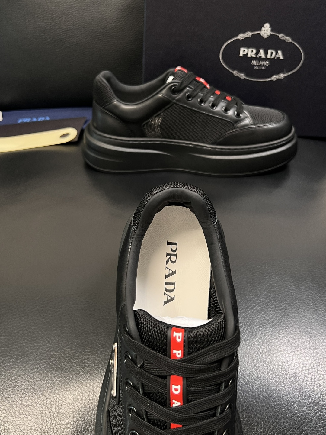 Prada  顶级工艺品，普拉达 专柜同步，原厂配置意大利进口牛皮拼布面料，进口牛皮内里垫，透气舒适，鞋