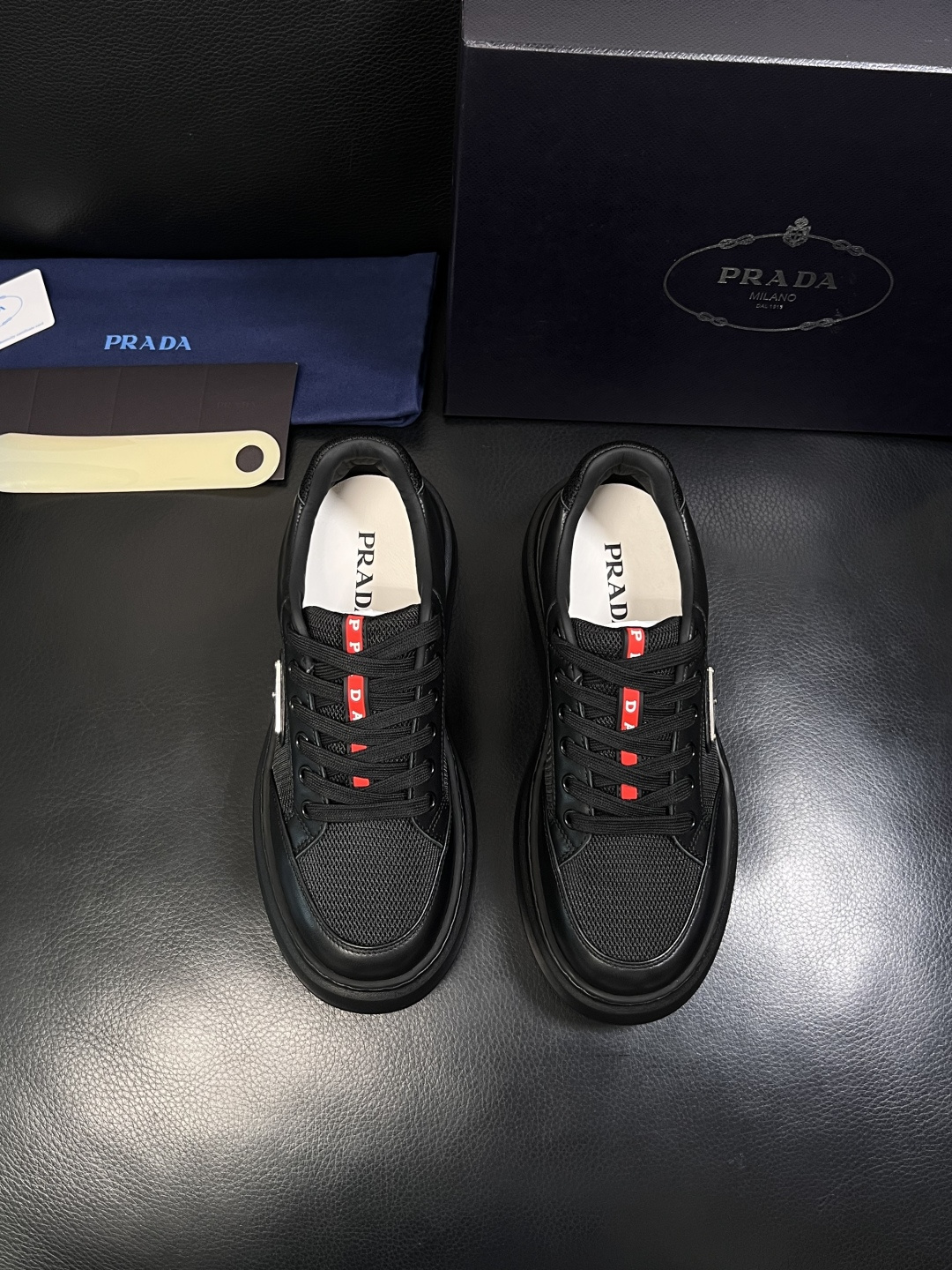 Prada  顶级工艺品，普拉达 专柜同步，原厂配置意大利进口牛皮拼布面料，进口牛皮内里垫，透气舒适，鞋