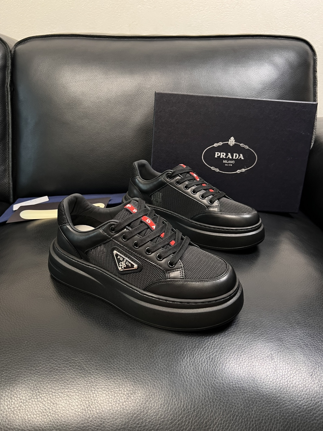 Prada  顶级工艺品，普拉达 专柜同步，原厂配置意大利进口牛皮拼布面料，进口牛皮内里垫，透气舒适，鞋