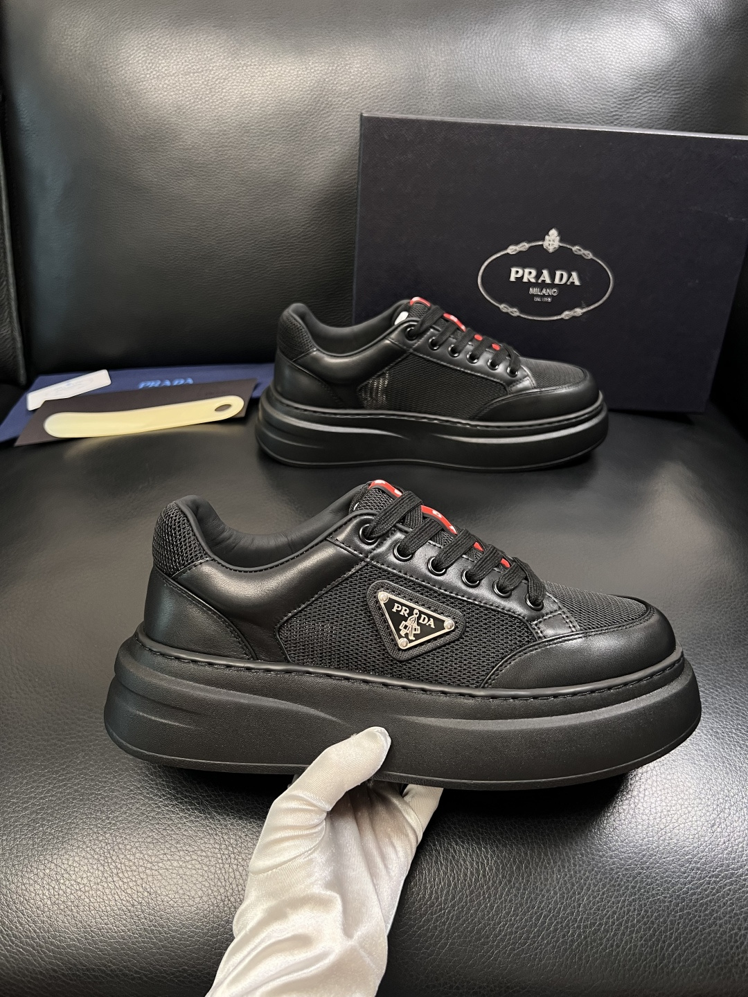 Prada  顶级工艺品，普拉达 专柜同步，原厂配置意大利进口牛皮拼布面料，进口牛皮内里垫，透气舒适，鞋