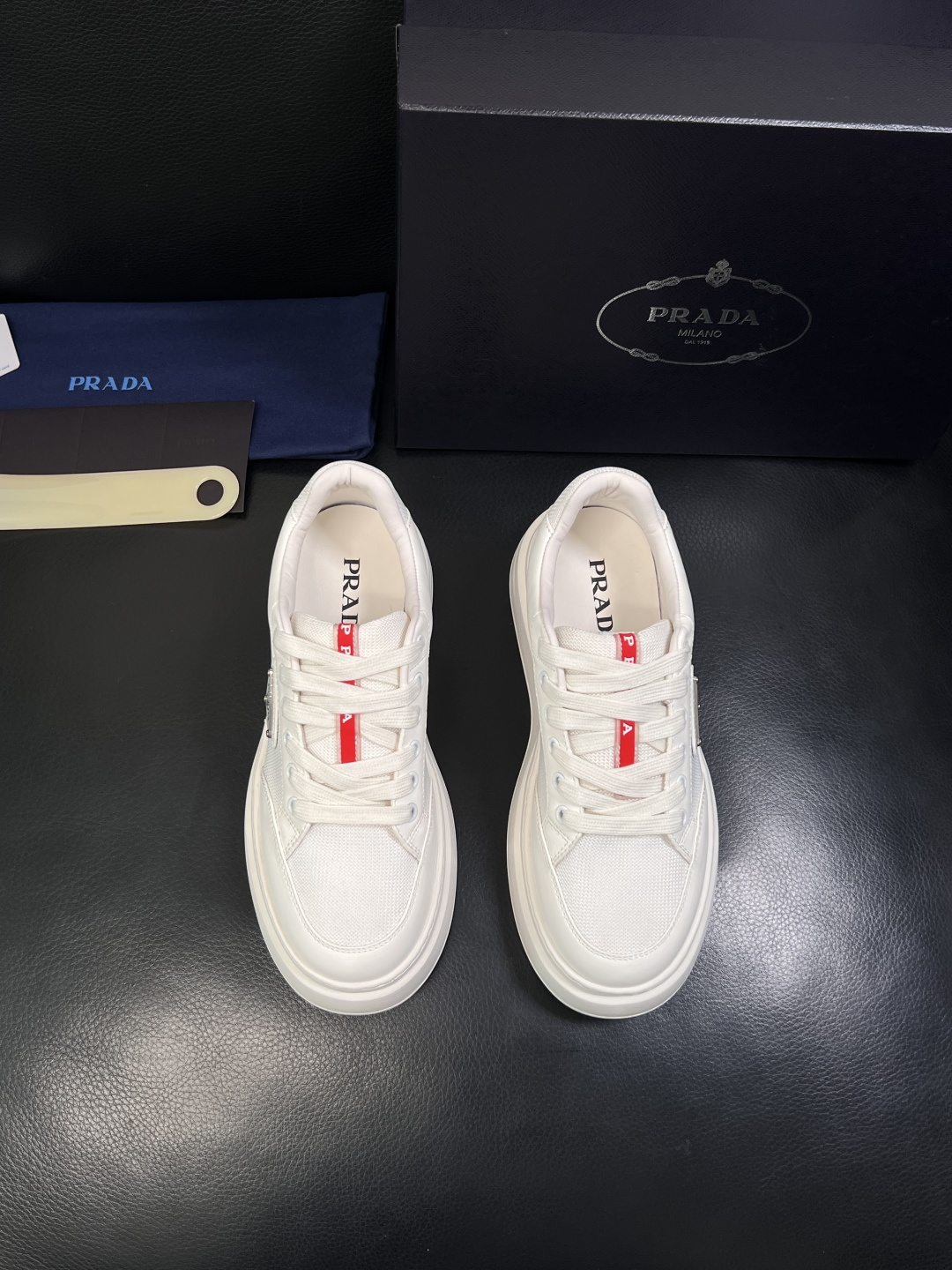 Prada  顶级工艺品，普拉达 专柜同步，原厂配置意大利进口牛皮拼布面料，进口牛皮内里垫，透气舒适，鞋