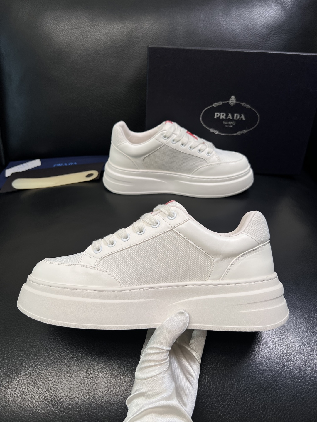 Prada  顶级工艺品，普拉达 专柜同步，原厂配置意大利进口牛皮拼布面料，进口牛皮内里垫，透气舒适，鞋