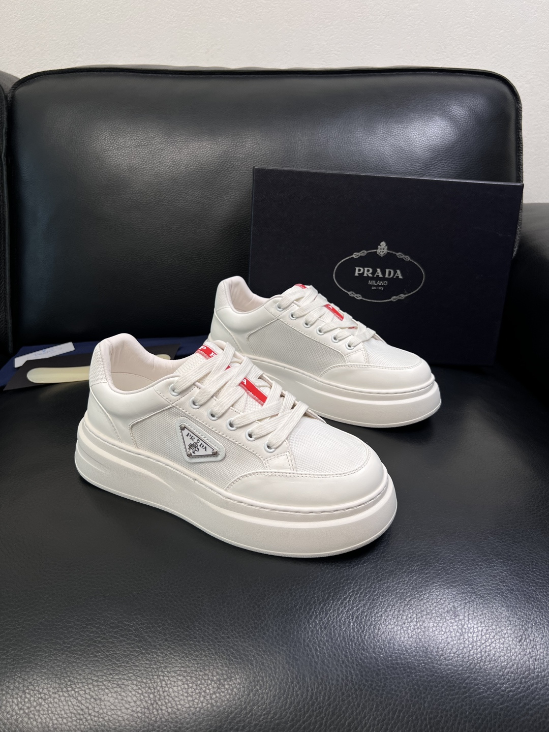 Prada  顶级工艺品，普拉达 专柜同步，原厂配置意大利进口牛皮拼布面料，进口牛皮内里垫，透气舒适，鞋