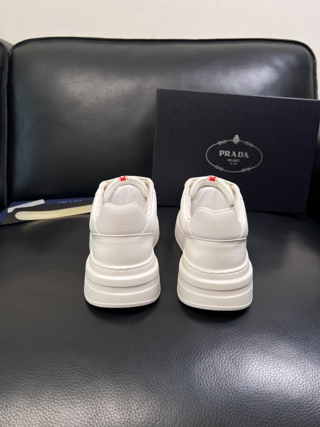 Prada  顶级工艺品，普拉达 专柜同步，原厂配置意大利进口牛皮拼布面料，进口牛皮内里垫，透气舒适，鞋
